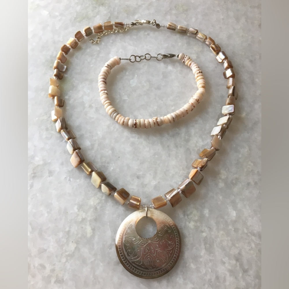 Elegant Beige Etched shell and beaded necklace and Shell anklet/bracelet 🐚🪸🌞🌼 - Picture 9 of 15